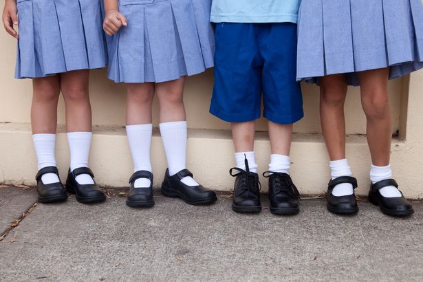 پوشیدن کفش در مدرسه - کفش شهپر