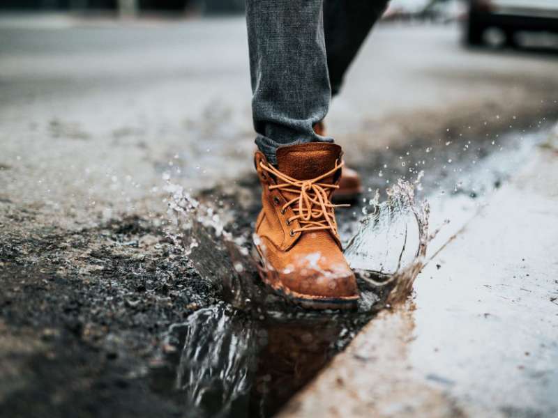 پوشیدن کفش چرمی زیر باران - تولیدی کفش شهپر